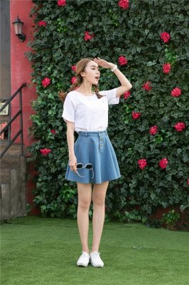 夏季牛仔短裙搭配什么上衣好看 流行百搭牛仔半